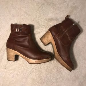 OLAAF Steve Madden Clogs